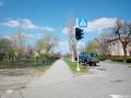 Вулиця з покинутим автомобілем