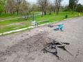 Пошкоджений уламками асфальт