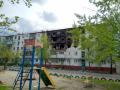 Дитячий майданчик перед пошкодженим будинком