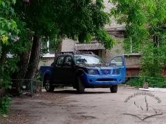 Автомобіль у дворі будинку