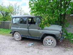 Автомобіль УАЗ зі спущеними колесами