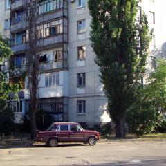 У дворі пр. Космонавтів 10