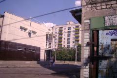 З двору на вулицю Курчатова