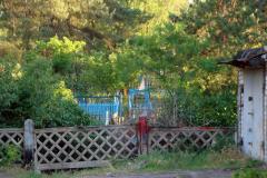 Гаражі та старе кладовище