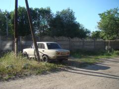 "Жигулі" біля паркану