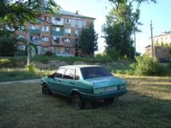 Автомобіль у дворі