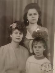 Ліна Дроботова, її рідна сестра та племінниця