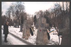 Левко Лук'яненко на Байковому цвинтарі біля могил Олекси Тихого, Василя Стуса і Юрія Литвина