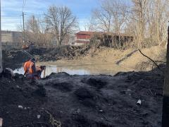 Працівники комунальних служб на місці пошкодження водогону