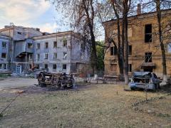 У дворі готелю "Індустрія"