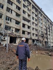У дворі готелю "Краматорськ"