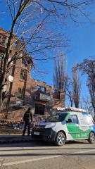 Автомобіль інтернет-провайдера біля пошкодженого будинку