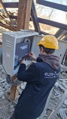 Монтажник біля розподільного боксу