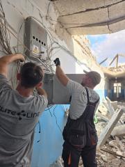 Монтажники ремонтують розподільну коробку