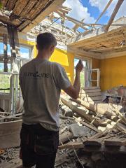 Кабель у зруйнованому будинку