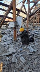 Монтажник біля розподільного боксу