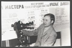 Актор з лялькою до вистави "Хоробре жабеня"