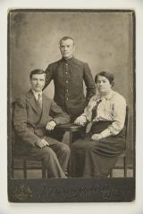 Макогон Уляна Семенівна з синами