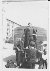 Молодь біля вантажівки