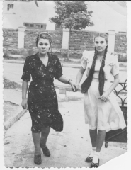 Дві дівчини