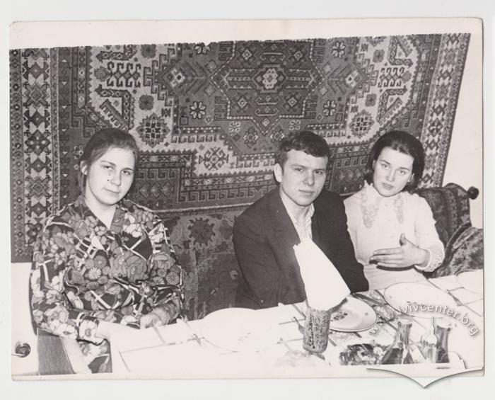 Молодь на застіллі 1