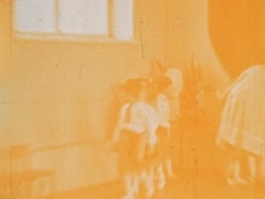 Ромчик. Святковий першотравневий ранок. Ура! Ромчик закінчив свій перший виховний заклад. Ялта