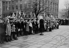 Урочиста лінійка школярів СШ № 35 біля пам'ятника Леніну